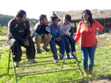 Kalányos Gyöngyi (Hősök terei munkacsoport) és a bagi fiúk