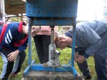 Cucuék Pécsről szemrevételezik a brikettprést.